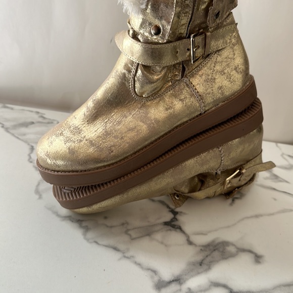 New- GUESS gold foil “look” boots - Picture 15 of 16